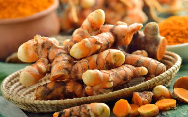 taze zerdeçal kökleri sepeti ahşap tablo