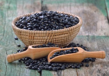Masadaki kaşıkta siyah fasulye