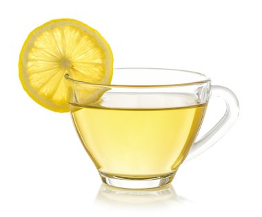 Beyaz arka planda bir bardak limon çayı.
