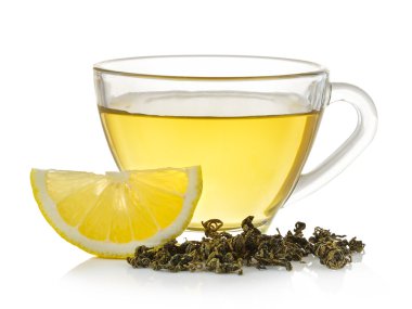 Beyaz arka planda bir bardak limon çayı.