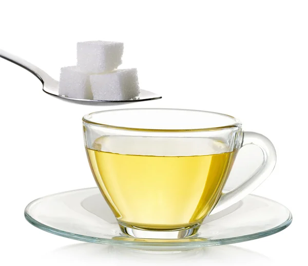 Скляна чашка чаю і цукру ізольовані на білому тлі — стокове фото