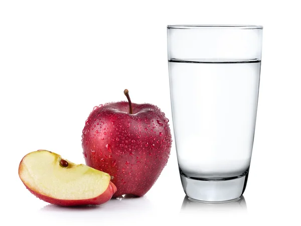 Glas Wasser und Apfel isoliert auf weißem Hintergrund — Stockfoto