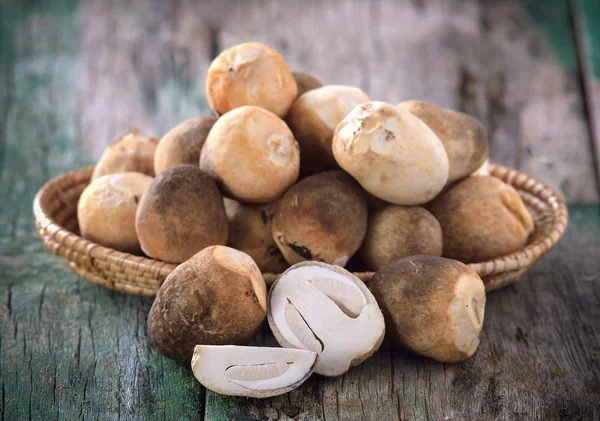 Stro paddestoelen op houten — Stockfoto