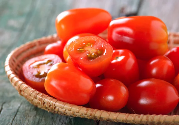 Tomat på träbord — Stockfoto