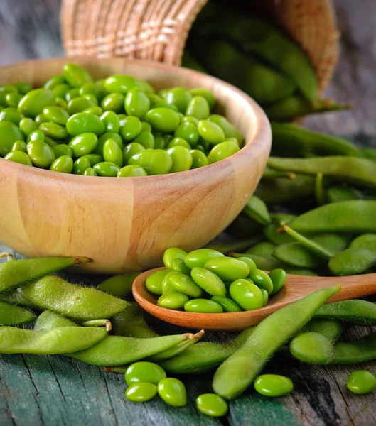 Groene sojabonen in de houten kom op tafel — Stockfoto