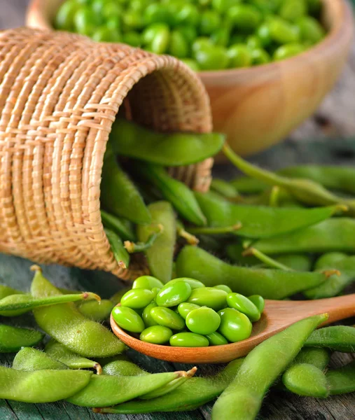 Groene sojabonen in de houten kom op tafel — Stockfoto