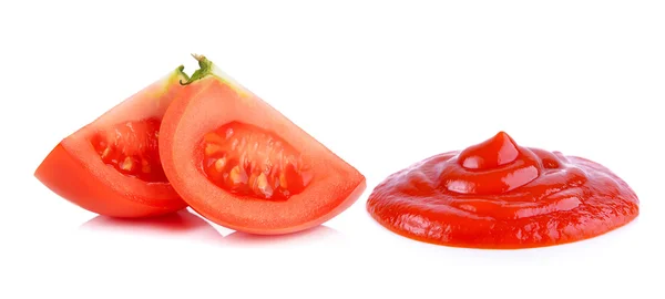 Dilim domates ve domates soslu beyaz arka plan üzerinde — Stok fotoğraf