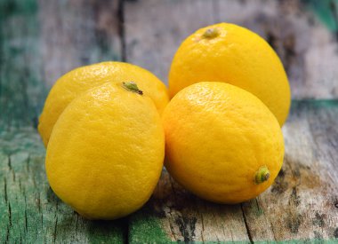 Tahta masada taze limonlar