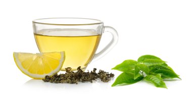 Beyaz arka planda bir bardak limon çayı.