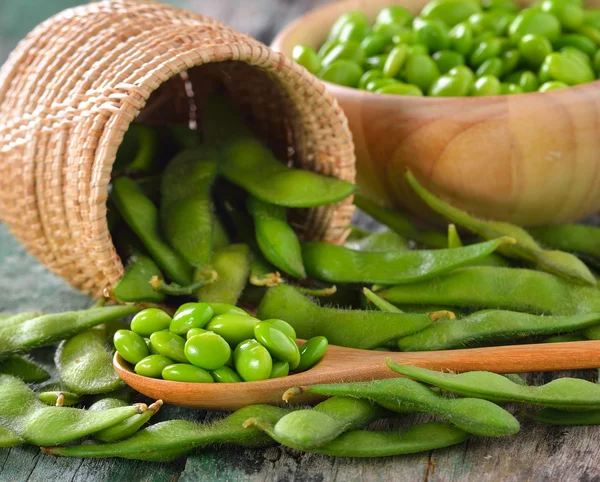 Groene sojabonen in de mand op tafel — Stockfoto