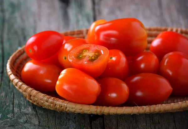 Tomate sobre mesa de madera — Foto de Stock