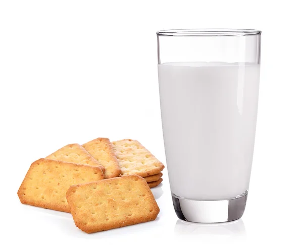 Milch im Glas und Cracker auf weißem Hintergrund — Stockfoto