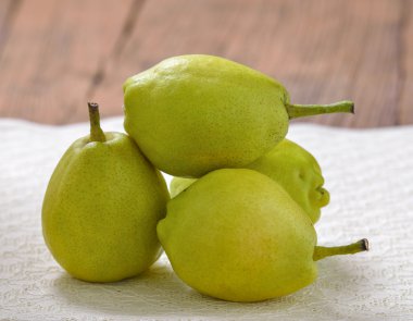 Ahşap masa üzerinde yeşil armut