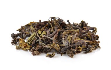 Beyaz arkaplanda izole edilmiş bir yığın kuru yeşil çay.