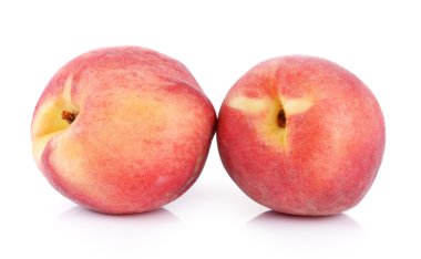 Beyaz arkaplanda izole edilmiş şeftali