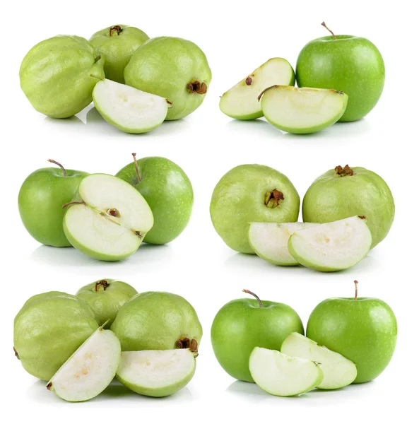 Guaven und Apfel isoliert auf weißem Hintergrund — Stockfoto