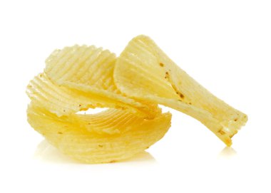 Beyaz arkaplanda patates cipsi