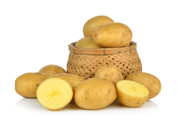 Ziemniaki w koszyku izolowane na białym tle — Zdjęcie stockowe