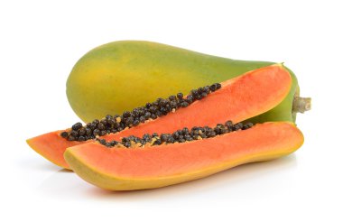 Beyaz arkaplanda papaya