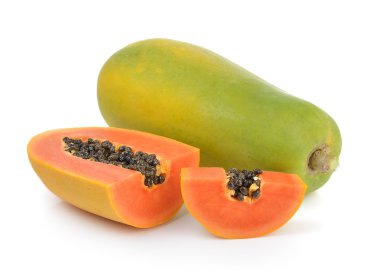 Beyaz arka planda olgun papaya