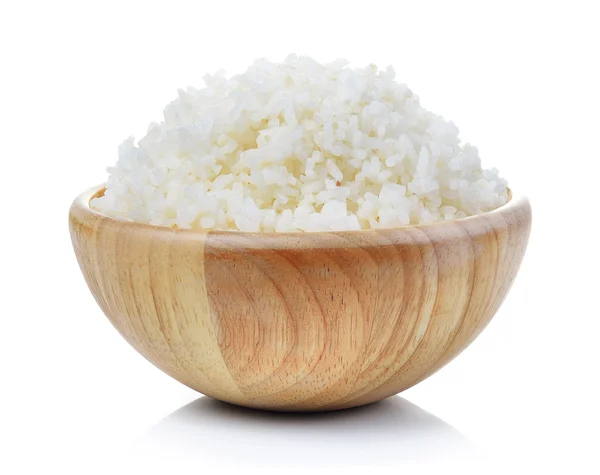 Ris i trä skål på vit bakgrund — Stockfoto