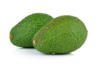 beyaz arkaplanda avokado