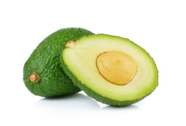 beyaz arkaplanda avokado
