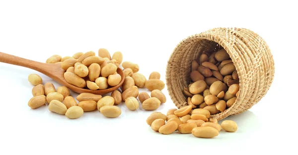 Cacahuètes dans le panier sur fond blanc — Photo