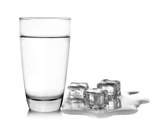 Copo de água e cubos de gelo sobre fundo branco — Fotografia de Stock