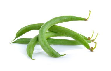 Beyaz arkaplanda yeşil fasulyeler izole edilmiş.