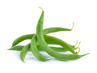 Beyaz arkaplanda yeşil fasulyeler izole edilmiş.