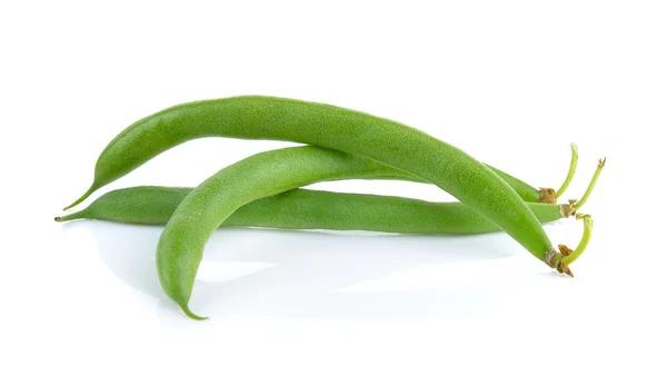 Zelené fazole izolované na bílém pozadí — Stock fotografie