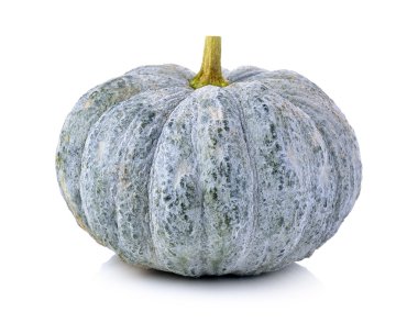 Beyaz arkaplanda izole edilmiş yeşil balkabağı