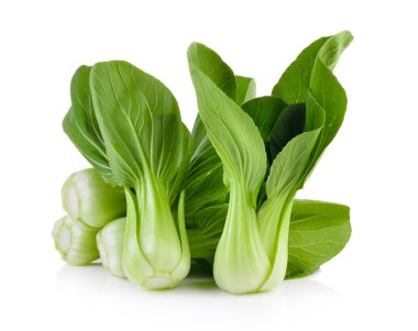 Beyaz arkaplanda bok choy sebzesi