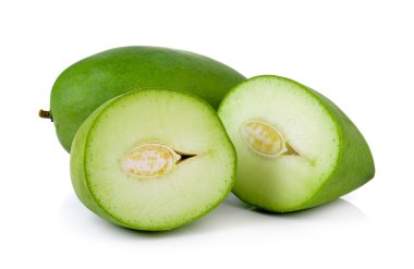 Beyaz arkaplanda yeşil mango