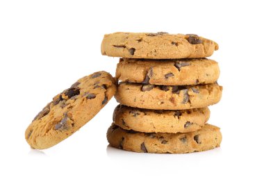 Beyaz arka planda çikolatalı kurabiye.