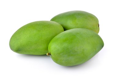 Beyaz arkaplanda yeşil mango