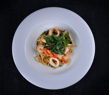 Beyaz tabak spagetti sarhoş deniz ürünleri