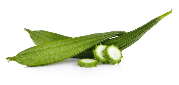 Fruta luffa angulada fresca sobre fundo branco — Fotografia de Stock