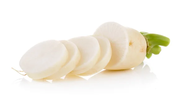 Daikon radijsjes geïsoleerd op witte achtergrond — Stockfoto