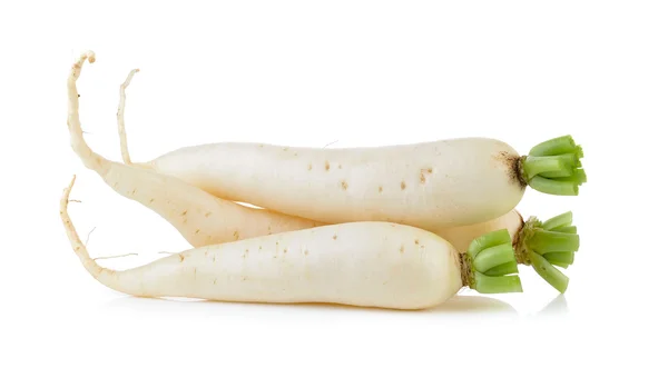 Rábanos daikon aislados sobre fondo blanco — Foto de Stock