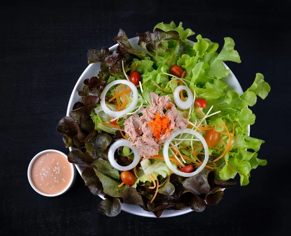 Tuna and vegetables salad with sauce — Stock Photo, Image