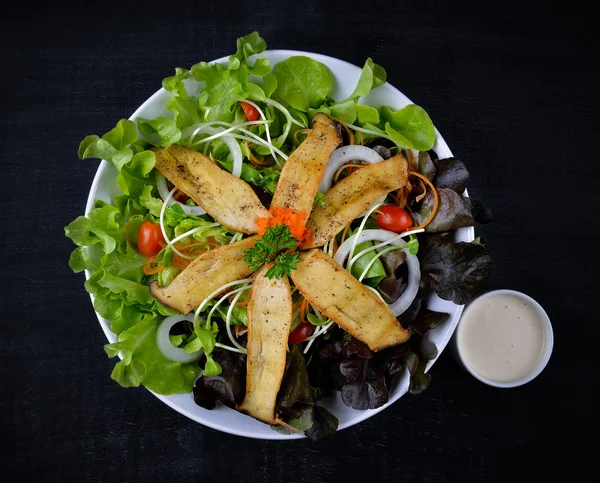 Pilzsalat auf dem weißen Teller — Stockfoto