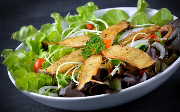 Pilzsalat auf dem weißen Teller — Stockfoto
