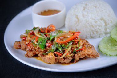 Tay tavada kızartılmış tavuk ve fesleğen hizmet ile pirinç