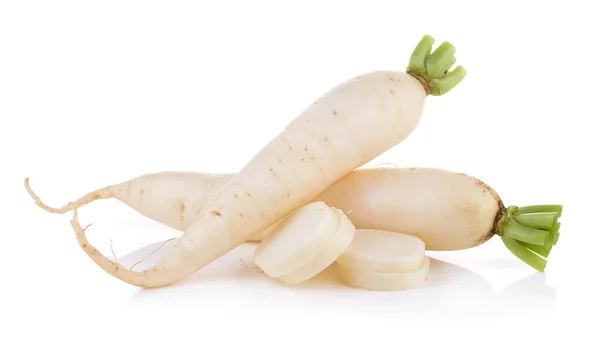 Daikon radijsjes geïsoleerd op witte achtergrond — Stockfoto