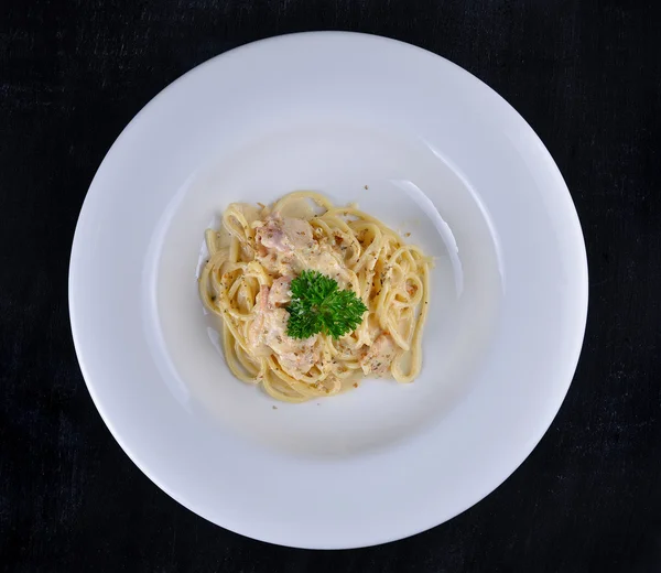 Spaghetti carbonara on white plate — Stock Photo, Image