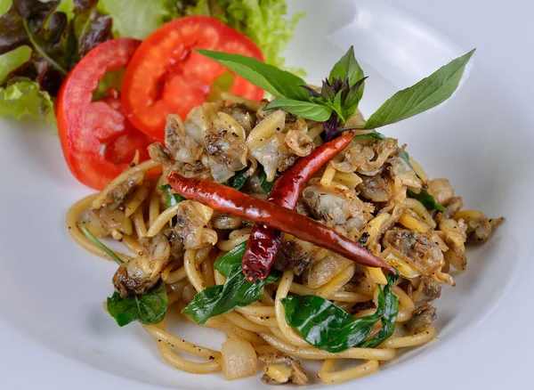 Roer Gebakken spaghetti met kokkels en kruiden — Stockfoto