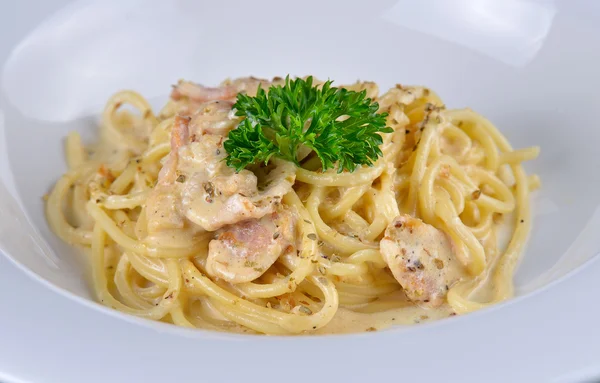 Spaghetti carbonara on white plate — Stock Photo, Image