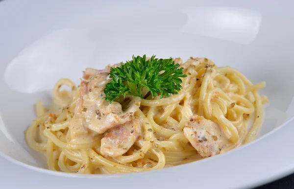 Spaghetti carbonara on white plate — Stock Photo, Image